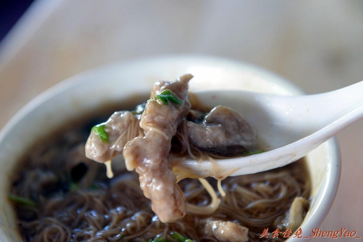 [台中大雅]大雅蚵仔麵線 – 肉羹大塊、蚵仔大顆,大腸大塊,碗也超大的大碗綜合麵線,來大雅必吃的超好吃麵線。