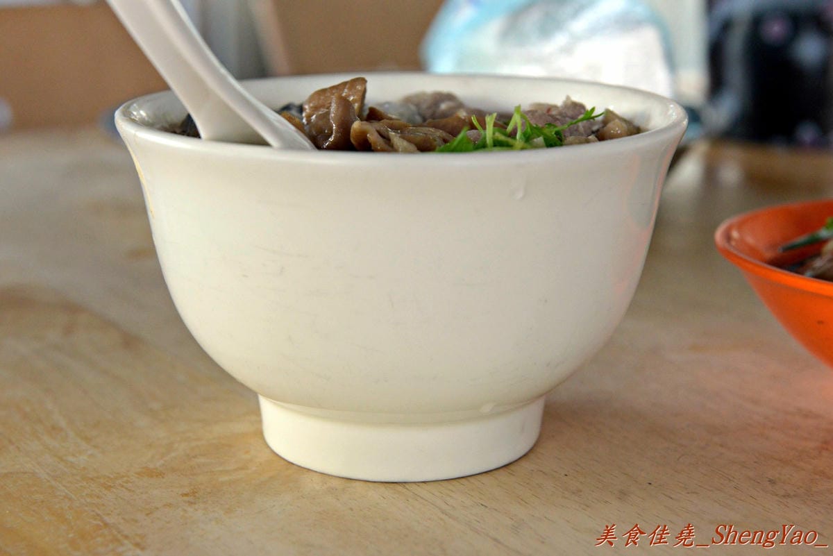 [台中大雅]大雅蚵仔麵線 – 肉羹大塊、蚵仔大顆,大腸大塊,碗也超大的大碗綜合麵線,來大雅必吃的超好吃麵線。