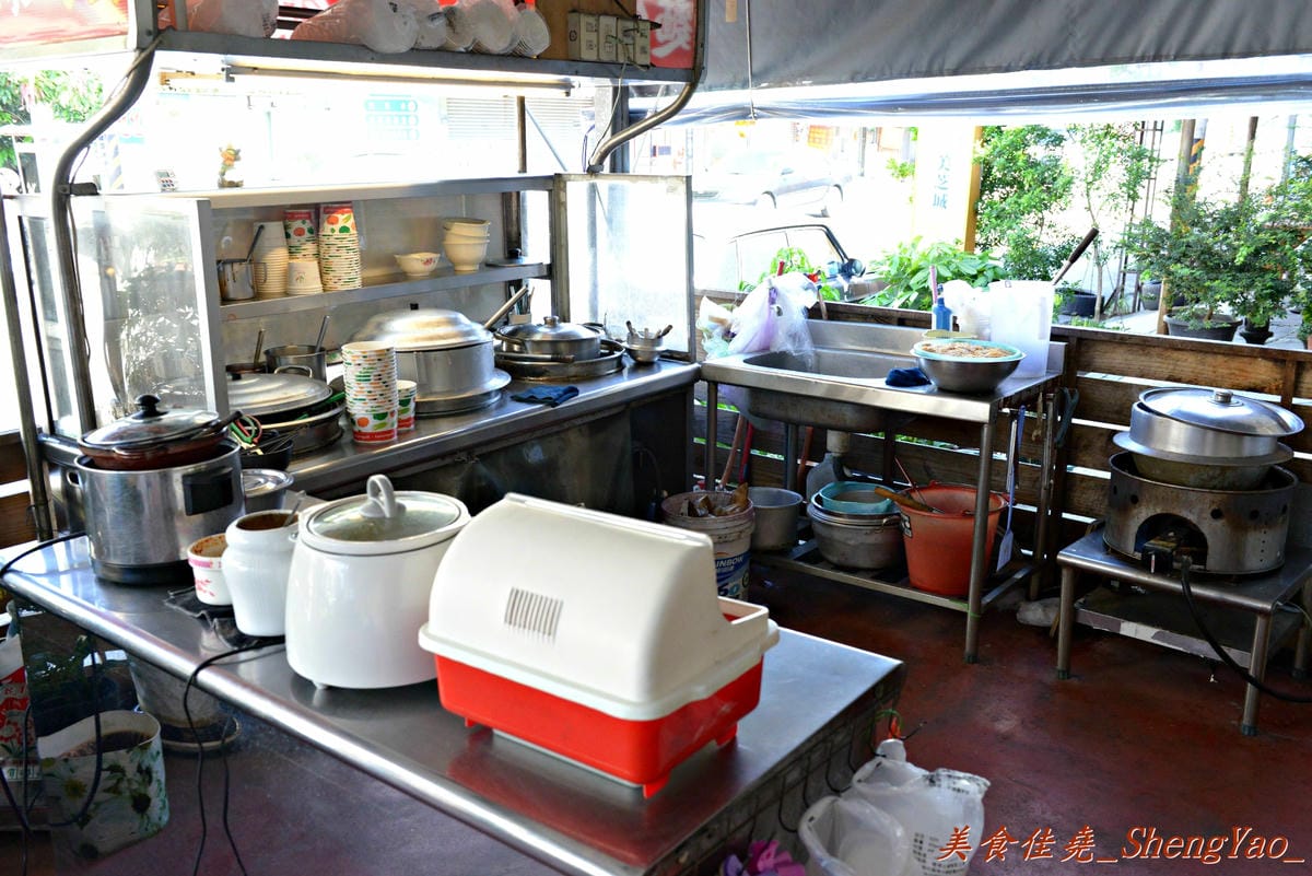 [台中大雅]大雅蚵仔麵線 – 肉羹大塊、蚵仔大顆,大腸大塊,碗也超大的大碗綜合麵線,來大雅必吃的超好吃麵線。