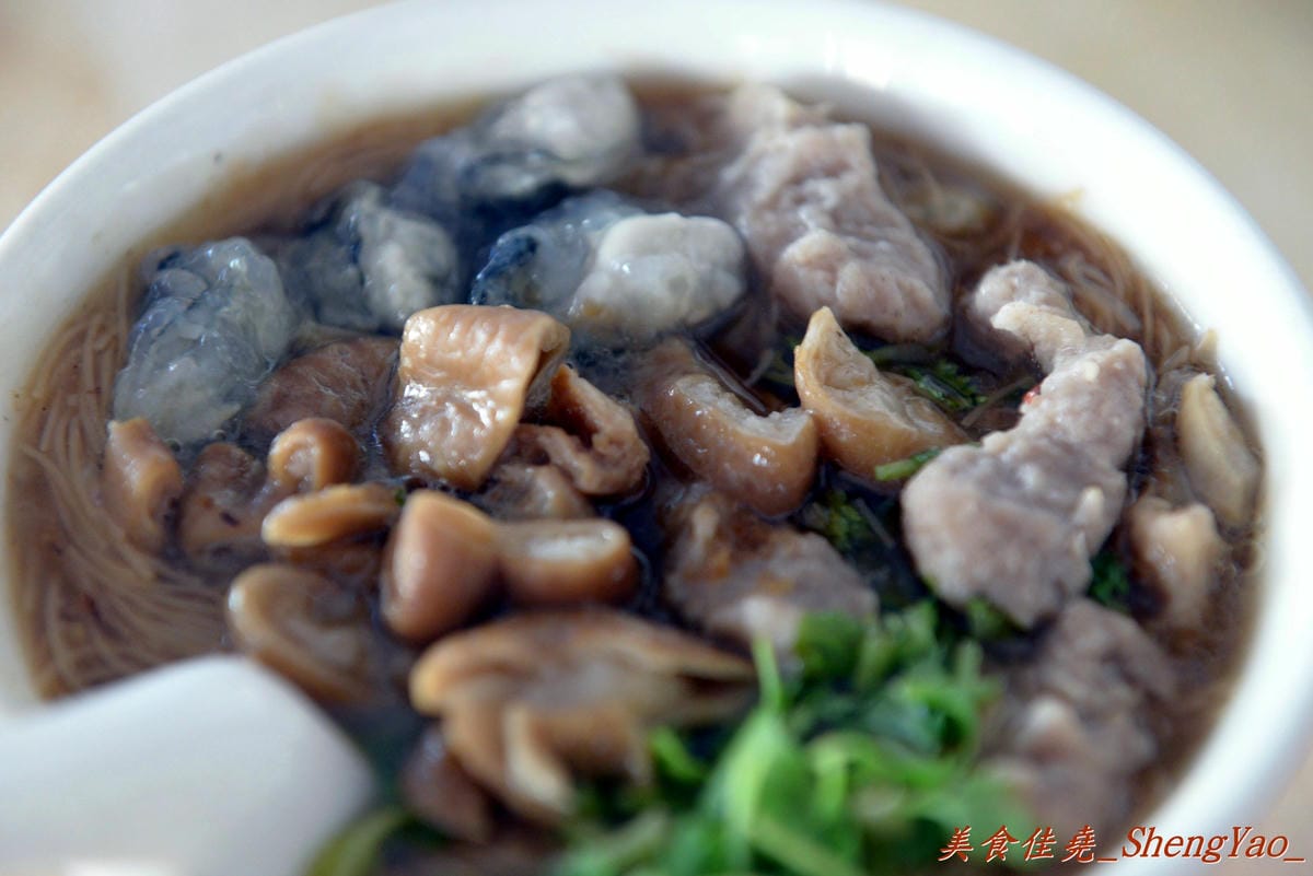 [台中大雅]大雅蚵仔麵線 – 肉羹大塊、蚵仔大顆,大腸大塊,碗也超大的大碗綜合麵線,來大雅必吃的超好吃麵線。