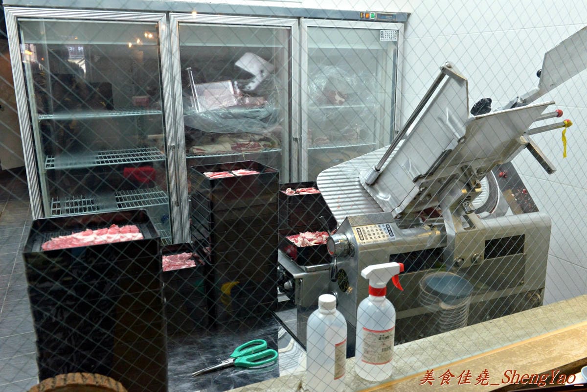 [台中西屯]紙鶴壽喜燒 – 中科商圈新開的壽喜燒吃到飽,肉類品質不錯,新鮮現切有厚度,超推安格斯牛肉 !! (已歇業)