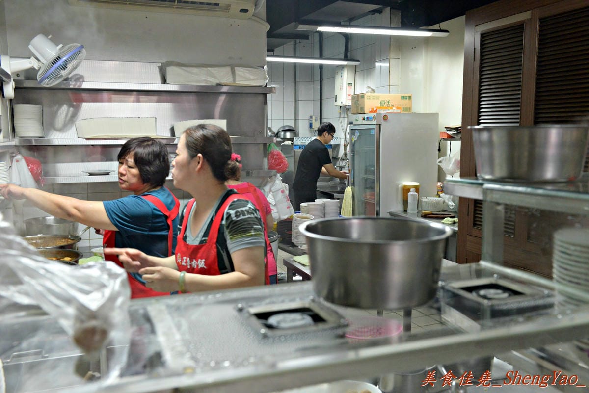 [台中西區]正魯肉飯 – 開了二、三十年的台中滷肉飯老店,據說是內行人才知道的美味。