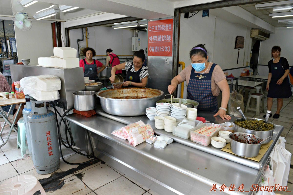 [台中北區]東興市魯肉義 – 台中超人氣魯肉飯,甜甜又肥滋滋的”肉燥”讓我至今仍心有餘悸。