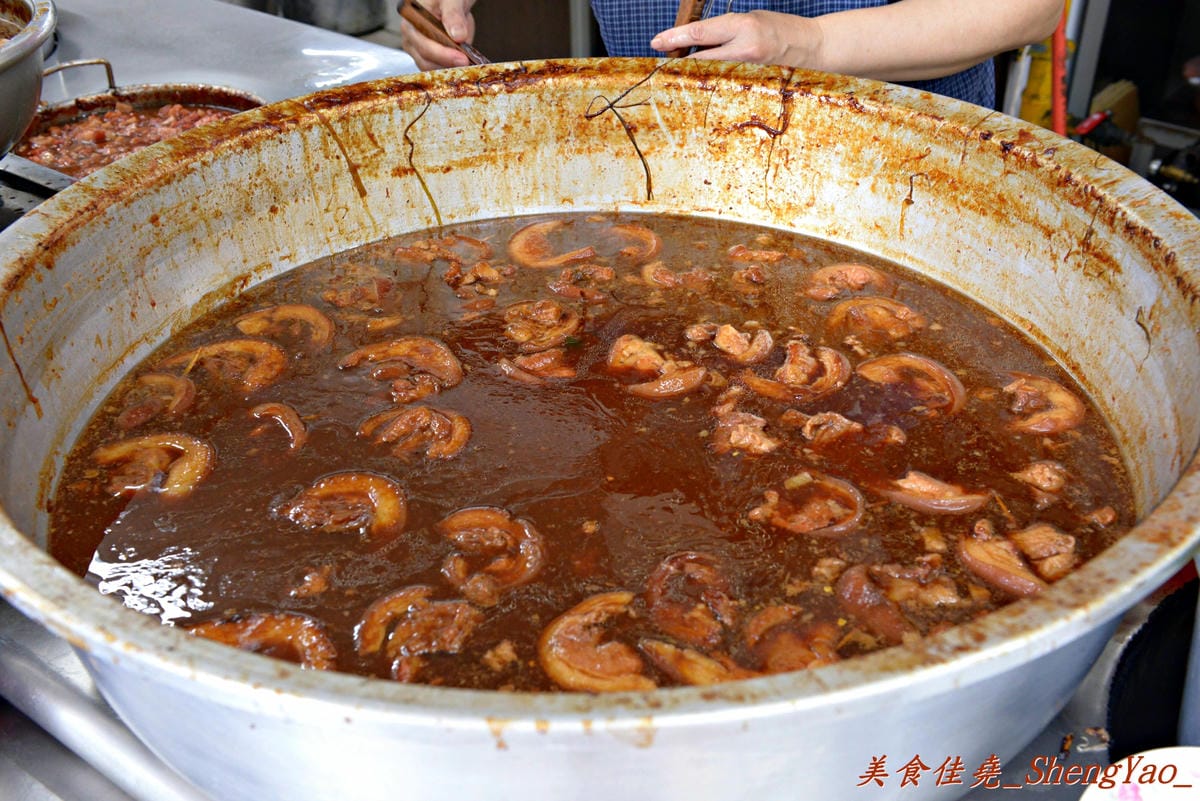 [台中北區]東興市魯肉義 – 台中超人氣魯肉飯,甜甜又肥滋滋的”肉燥”讓我至今仍心有餘悸。