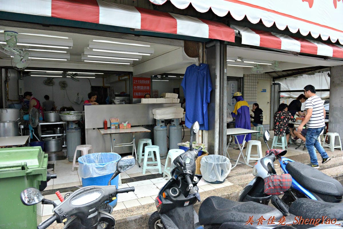 [台中北區]東興市魯肉義 – 台中超人氣魯肉飯,甜甜又肥滋滋的”肉燥”讓我至今仍心有餘悸。