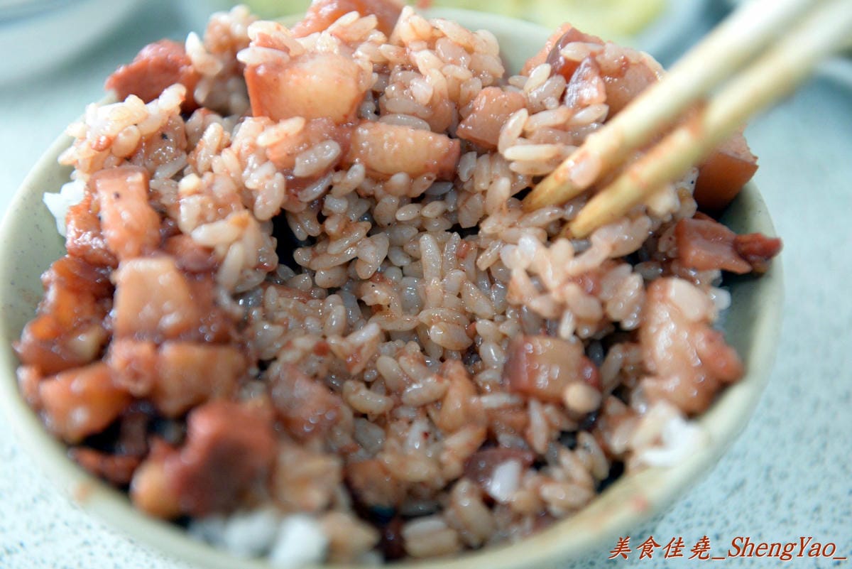 [台中北區]東興市魯肉義 – 台中超人氣魯肉飯,甜甜又肥滋滋的”肉燥”讓我至今仍心有餘悸。