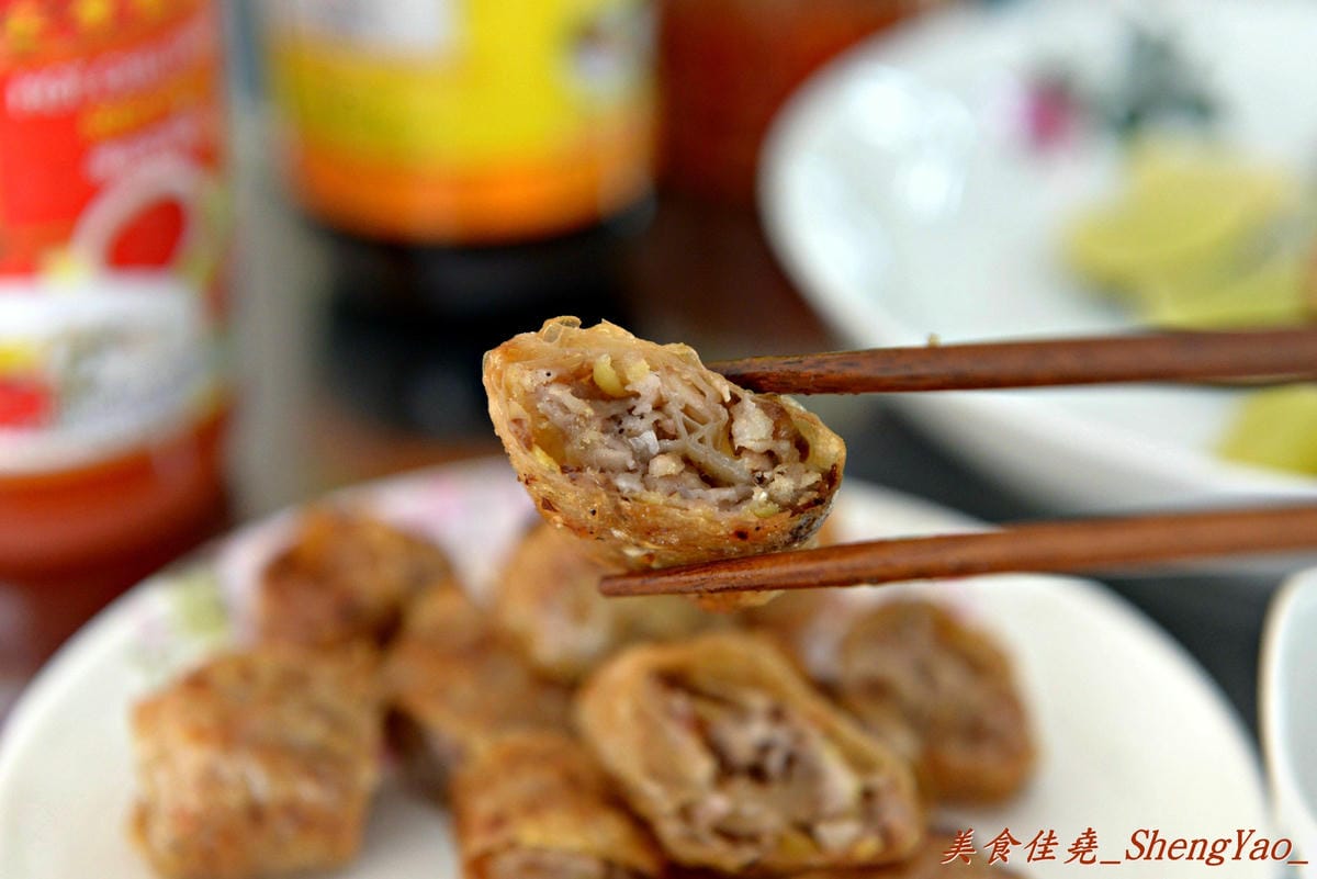 [台中沙鹿]越南板條包肉 – 沙鹿菜市場內新開的越南小吃,口感特別的越南板條和越南細麵,大盤九層塔葉超搶眼。