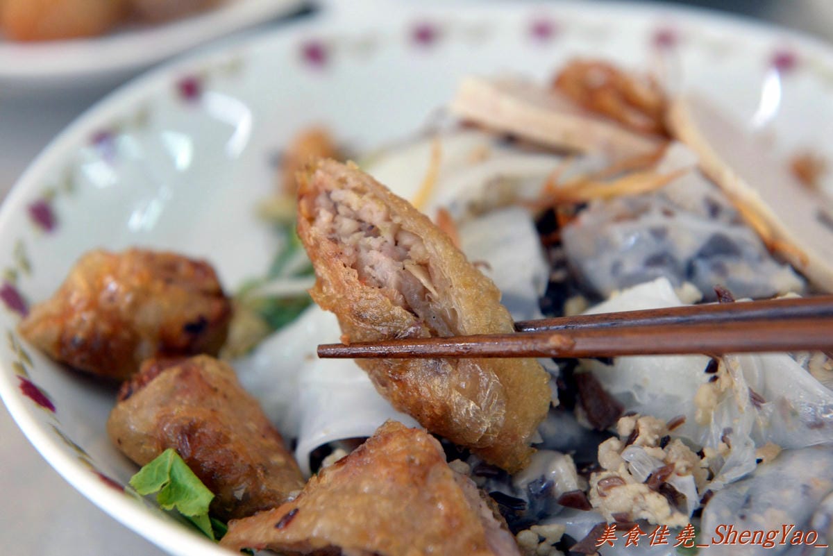 [台中沙鹿]越南板條包肉 – 沙鹿菜市場內新開的越南小吃,口感特別的越南板條和越南細麵,大盤九層塔葉超搶眼。