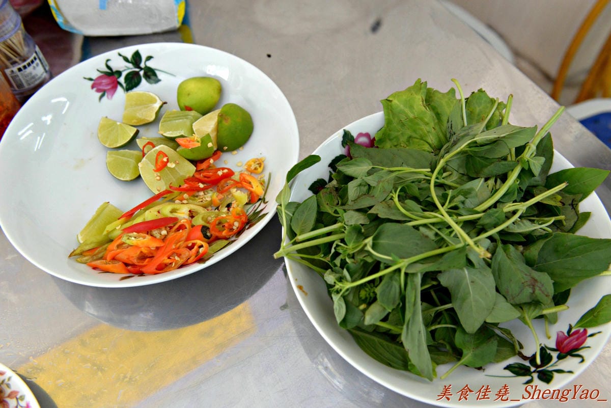 [台中沙鹿]越南板條包肉 – 沙鹿菜市場內新開的越南小吃,口感特別的越南板條和越南細麵,大盤九層塔葉超搶眼。
