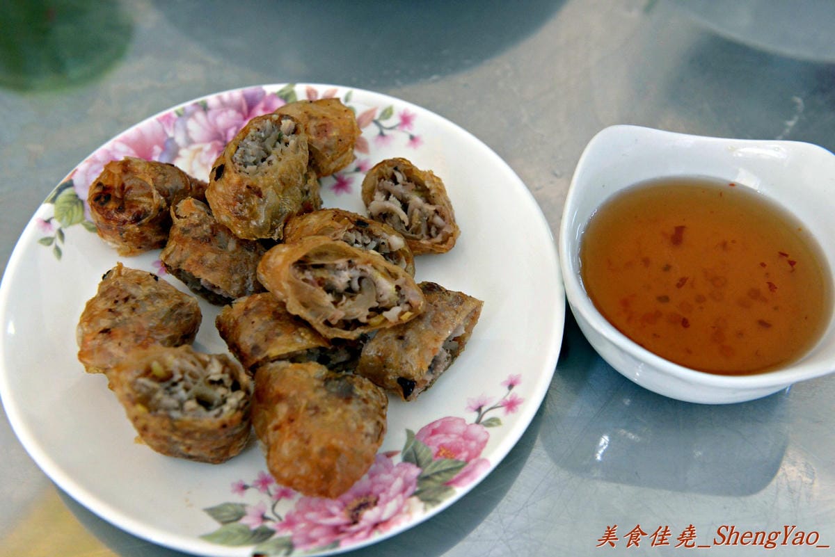 [台中沙鹿]越南板條包肉 – 沙鹿菜市場內新開的越南小吃,口感特別的越南板條和越南細麵,大盤九層塔葉超搶眼。