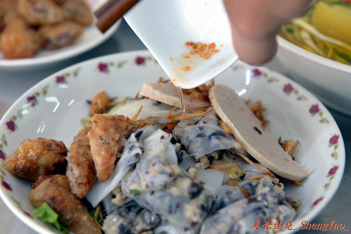 [台中沙鹿]越南板條包肉 – 沙鹿菜市場內新開的越南小吃,口感特別的越南板條和越南細麵,大盤九層塔葉超搶眼。