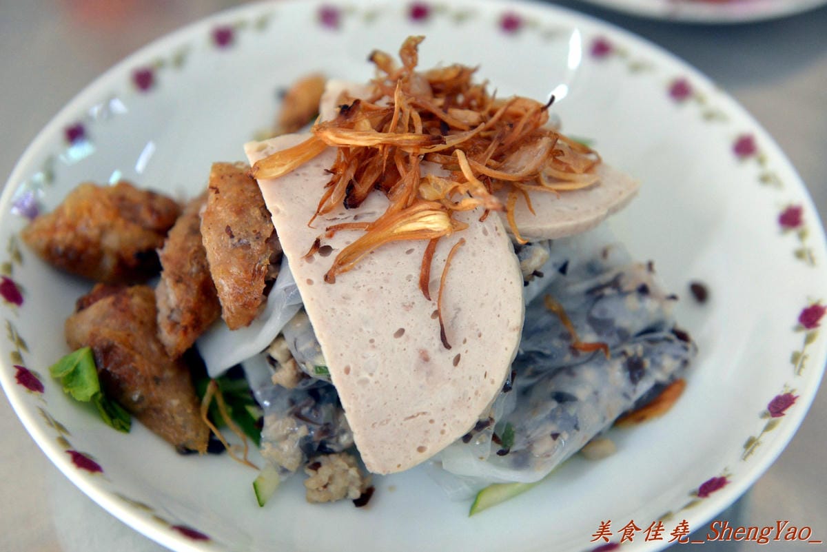 [台中沙鹿]越南板條包肉 – 沙鹿菜市場內新開的越南小吃,口感特別的越南板條和越南細麵,大盤九層塔葉超搶眼。