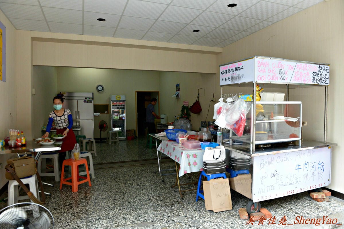 [台中沙鹿]越南板條包肉 – 沙鹿菜市場內新開的越南小吃,口感特別的越南板條和越南細麵,大盤九層塔葉超搶眼。