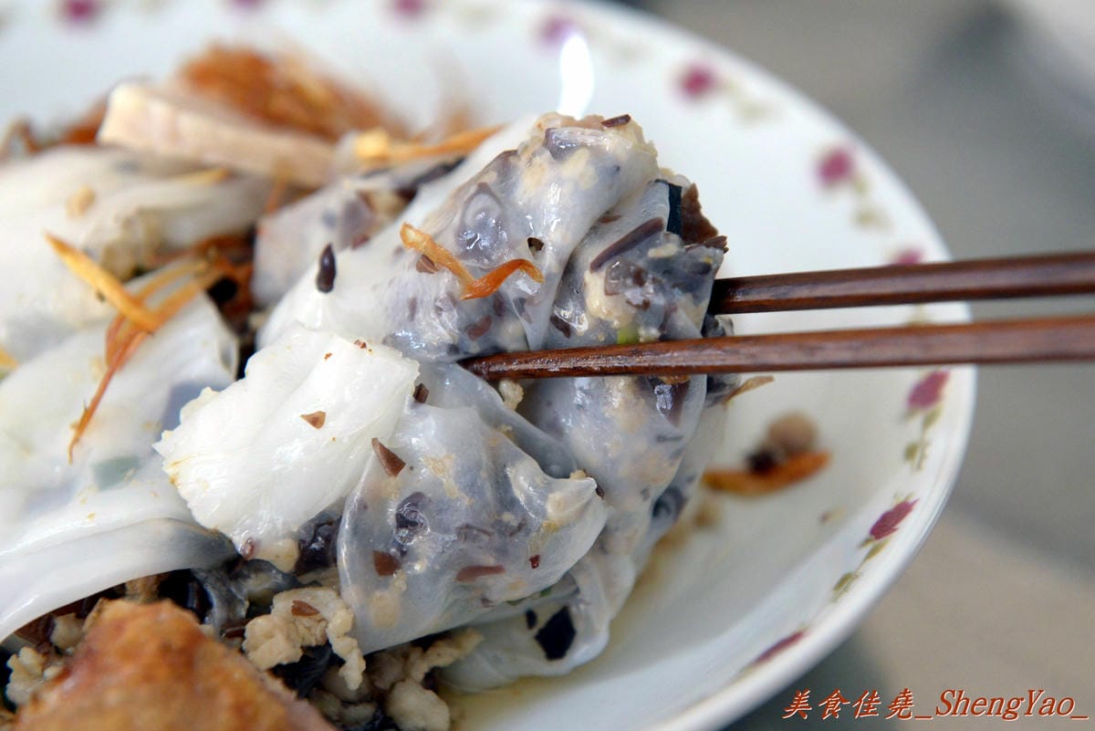 [台中沙鹿]越南板條包肉 – 沙鹿菜市場內新開的越南小吃,口感特別的越南板條和越南細麵,大盤九層塔葉超搶眼。