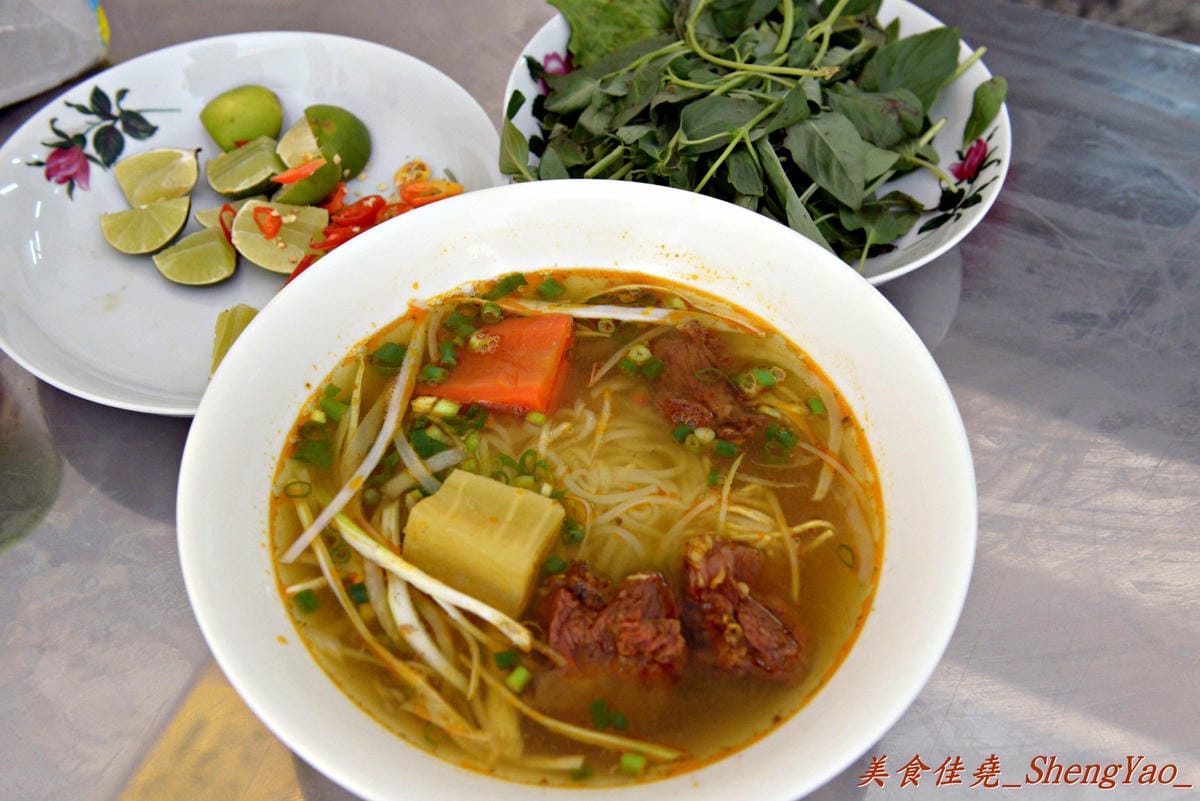 [台中沙鹿]越南板條包肉 – 沙鹿菜市場內新開的越南小吃,口感特別的越南板條和越南細麵,大盤九層塔葉超搶眼。