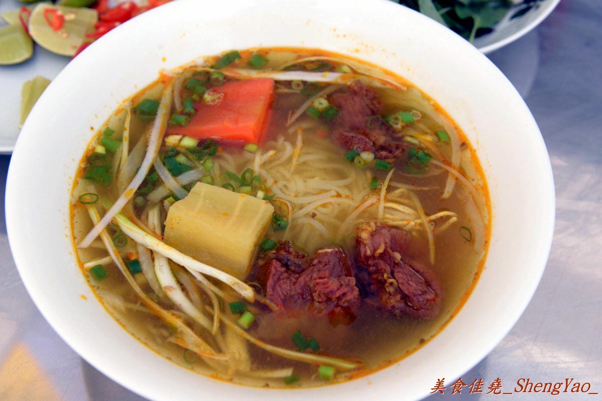 [台中沙鹿]越南板條包肉 – 沙鹿菜市場內新開的越南小吃,口感特別的越南板條和越南細麵,大盤九層塔葉超搶眼。