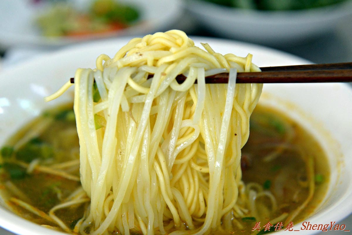 [台中沙鹿]越南板條包肉 – 沙鹿菜市場內新開的越南小吃,口感特別的越南板條和越南細麵,大盤九層塔葉超搶眼。