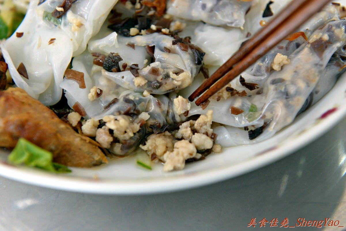 [台中沙鹿]越南板條包肉 – 沙鹿菜市場內新開的越南小吃,口感特別的越南板條和越南細麵,大盤九層塔葉超搶眼。