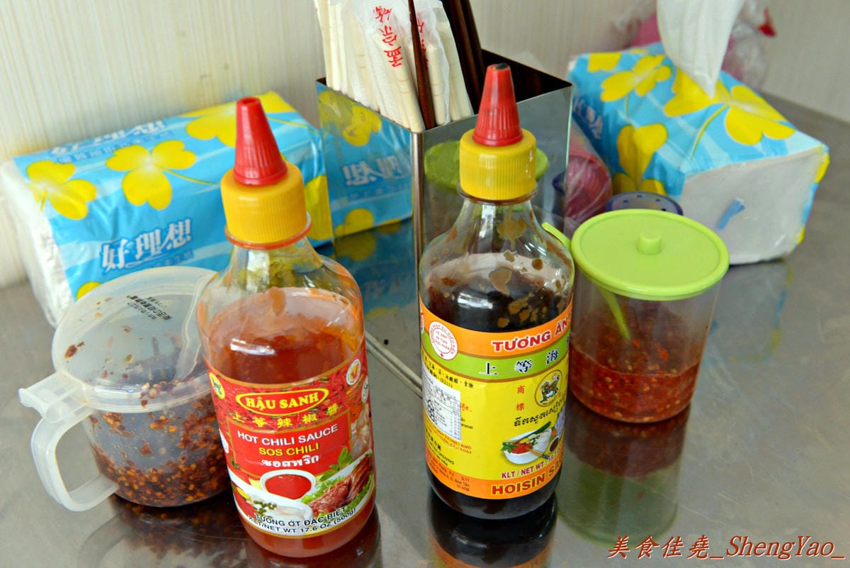 [台中沙鹿]越南板條包肉 – 沙鹿菜市場內新開的越南小吃,口感特別的越南板條和越南細麵,大盤九層塔葉超搶眼。