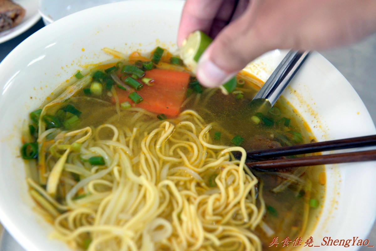 [台中沙鹿]越南板條包肉 – 沙鹿菜市場內新開的越南小吃,口感特別的越南板條和越南細麵,大盤九層塔葉超搶眼。