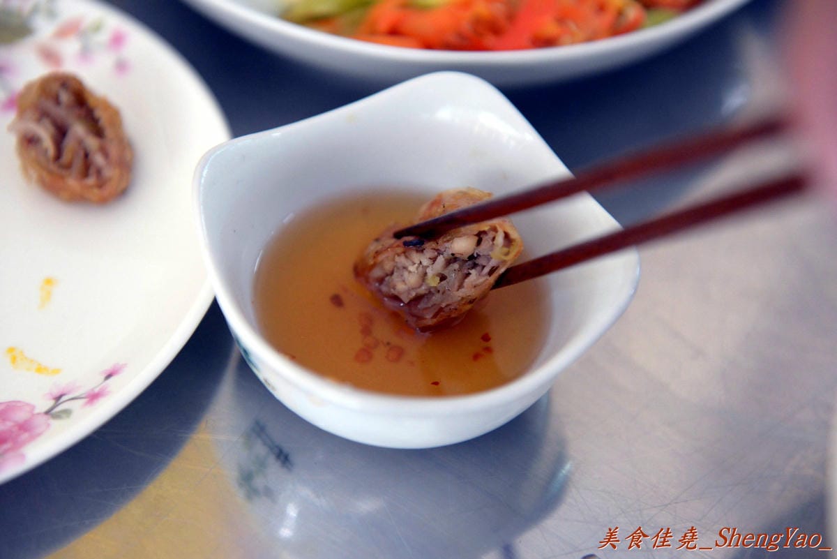 [台中沙鹿]越南板條包肉 – 沙鹿菜市場內新開的越南小吃,口感特別的越南板條和越南細麵,大盤九層塔葉超搶眼。