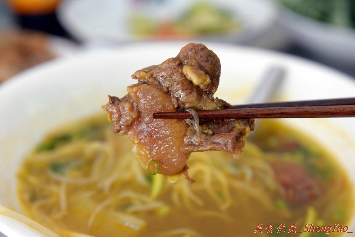 [台中沙鹿]越南板條包肉 – 沙鹿菜市場內新開的越南小吃,口感特別的越南板條和越南細麵,大盤九層塔葉超搶眼。