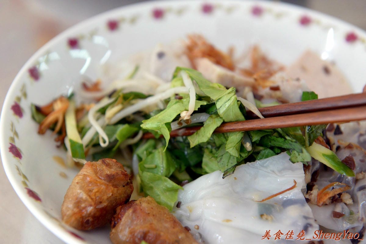 [台中沙鹿]越南板條包肉 – 沙鹿菜市場內新開的越南小吃,口感特別的越南板條和越南細麵,大盤九層塔葉超搶眼。