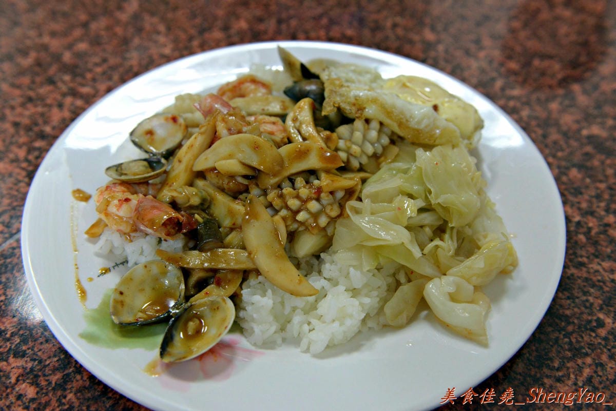 [台中沙鹿]秀如越泰小吃 – 沙鹿新開的泰國小吃店,口味和一般泰式料理不太一樣,但是還不錯吃,內用提供汽水飲料無限暢飲。