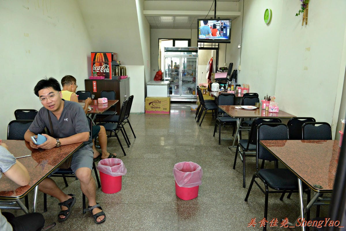 [台中沙鹿]秀如越泰小吃 – 沙鹿新開的泰國小吃店,口味和一般泰式料理不太一樣,但是還不錯吃,內用提供汽水飲料無限暢飲。