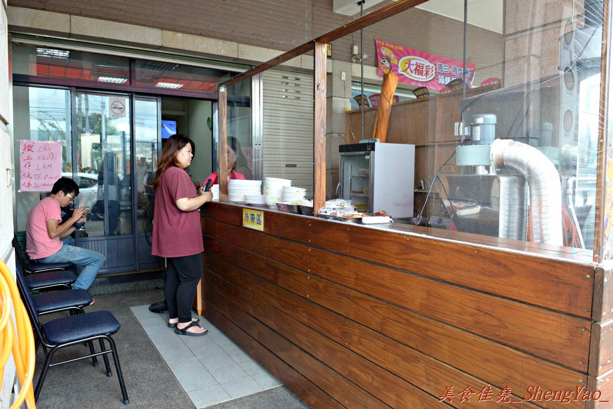 [台中沙鹿]秀如越泰小吃 – 沙鹿新開的泰國小吃店,口味和一般泰式料理不太一樣,但是還不錯吃,內用提供汽水飲料無限暢飲。