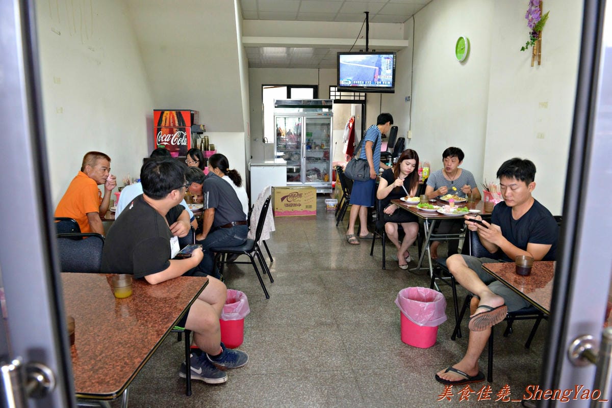 [台中沙鹿]秀如越泰小吃 – 沙鹿新開的泰國小吃店,口味和一般泰式料理不太一樣,但是還不錯吃,內用提供汽水飲料無限暢飲。