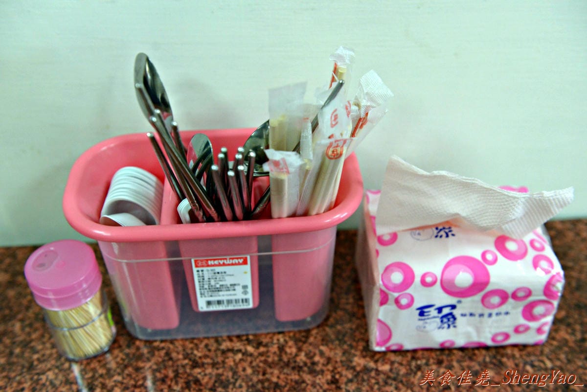 [台中沙鹿]秀如越泰小吃 – 沙鹿新開的泰國小吃店,口味和一般泰式料理不太一樣,但是還不錯吃,內用提供汽水飲料無限暢飲。