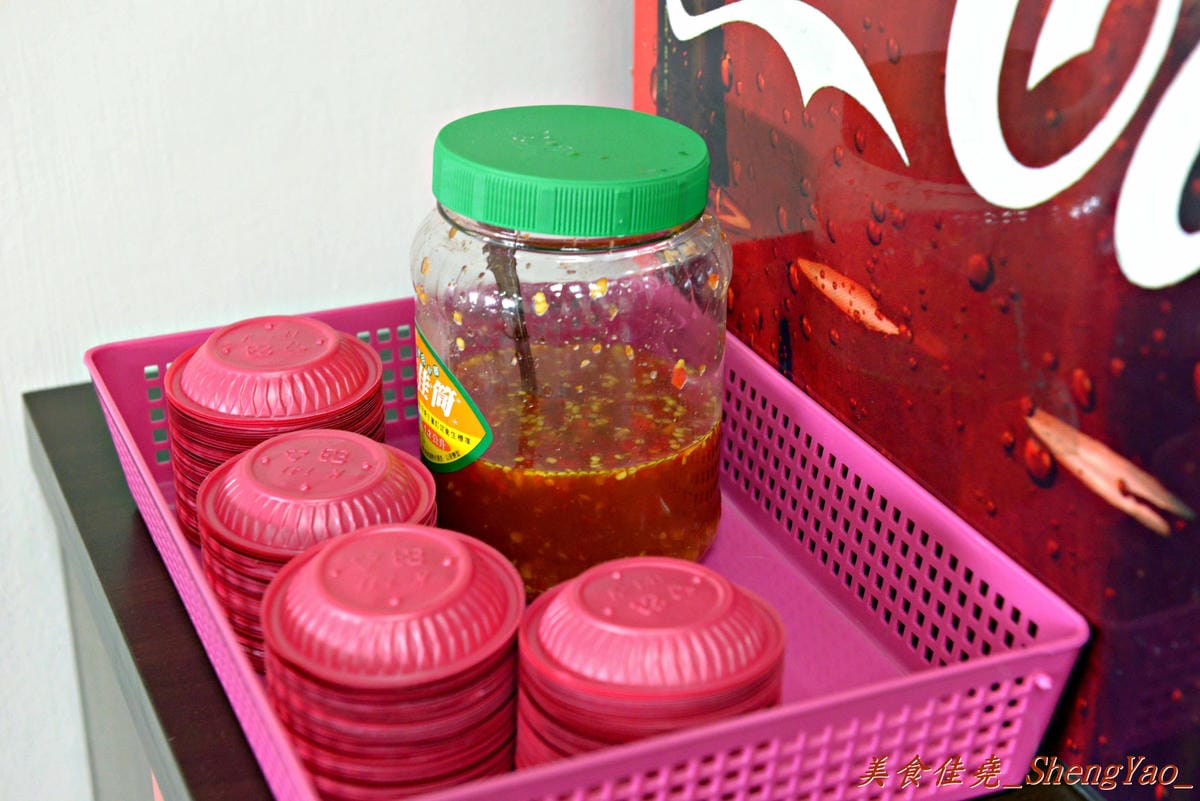 [台中沙鹿]秀如越泰小吃 – 沙鹿新開的泰國小吃店,口味和一般泰式料理不太一樣,但是還不錯吃,內用提供汽水飲料無限暢飲。