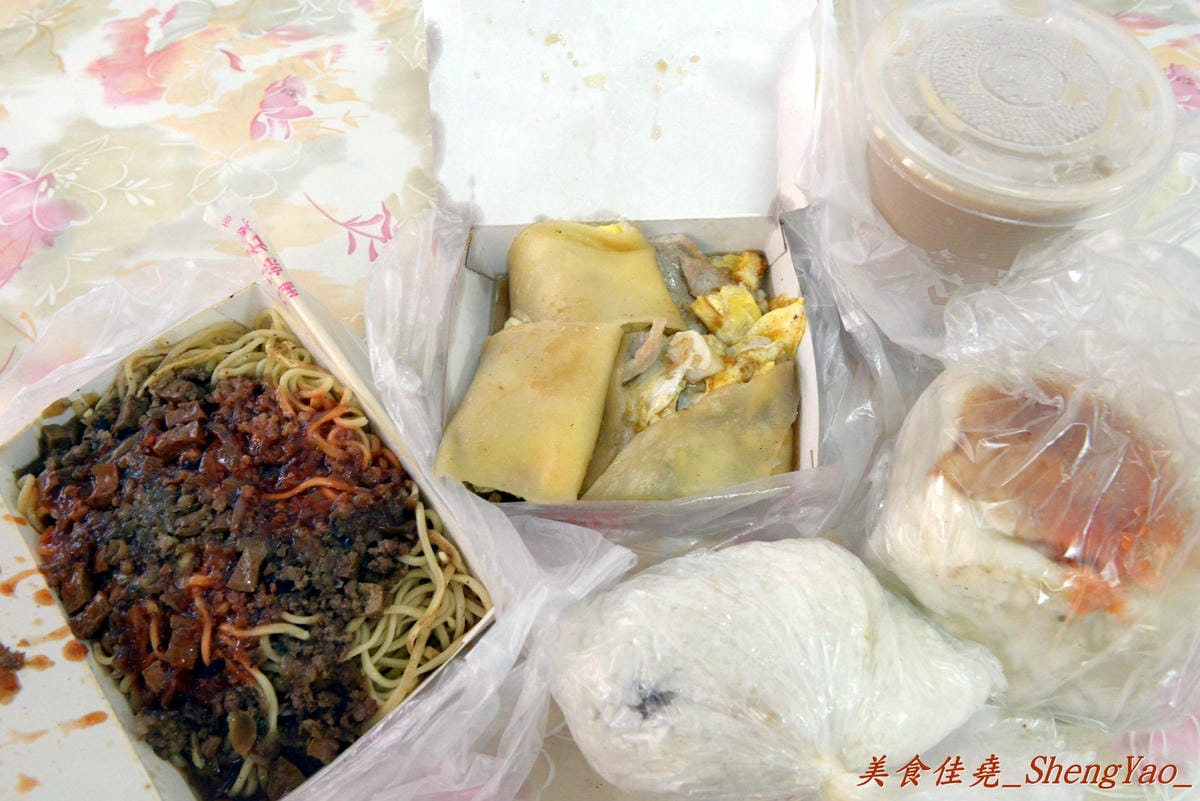 [台中沙鹿]無名早餐餐車巨無霸蛋餅煎包 – 食尚玩家曾介紹過,口味特別,價錢便宜份量超大,100元可以讓你飽到中午吃不下。