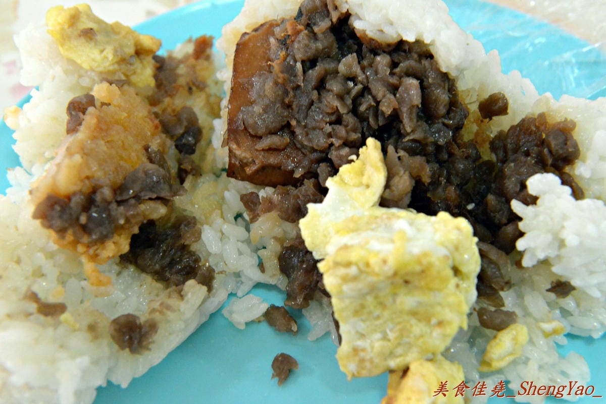[台中沙鹿]無名早餐餐車巨無霸蛋餅煎包 – 食尚玩家曾介紹過,口味特別,價錢便宜份量超大,100元可以讓你飽到中午吃不下。
