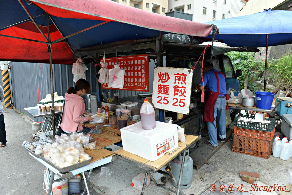 [台中沙鹿]無名早餐餐車巨無霸蛋餅煎包 – 食尚玩家曾介紹過,口味特別,價錢便宜份量超大,100元可以讓你飽到中午吃不下。