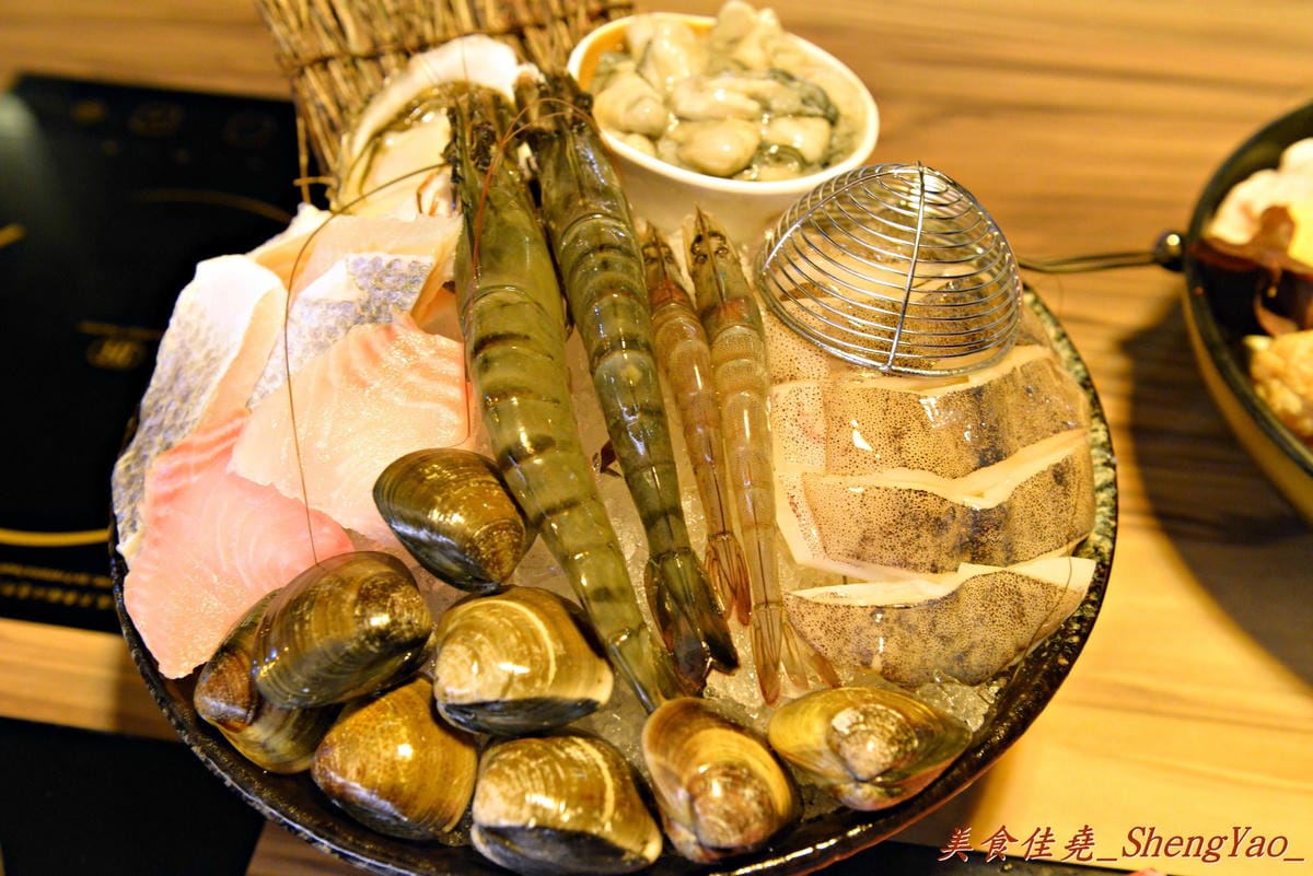 [台中西屯]竹間精緻鍋物 – 在基隆、台北擁有多家分店的”竹間”來台中開店了 !! 超新鮮的海鮮加上頂級肉品,份量超大價格卻不貴,C/P值爆高 !! 營業時間到凌晨4點,台中人吃消夜又一好去處。
