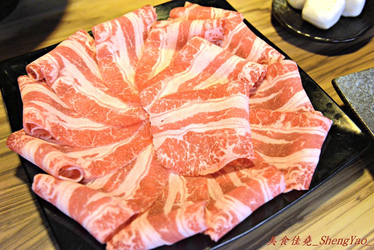 [台中西屯]竹間精緻鍋物 – 在基隆、台北擁有多家分店的”竹間”來台中開店了 !! 超新鮮的海鮮加上頂級肉品,份量超大價格卻不貴,C/P值爆高 !! 營業時間到凌晨4點,台中人吃消夜又一好去處。