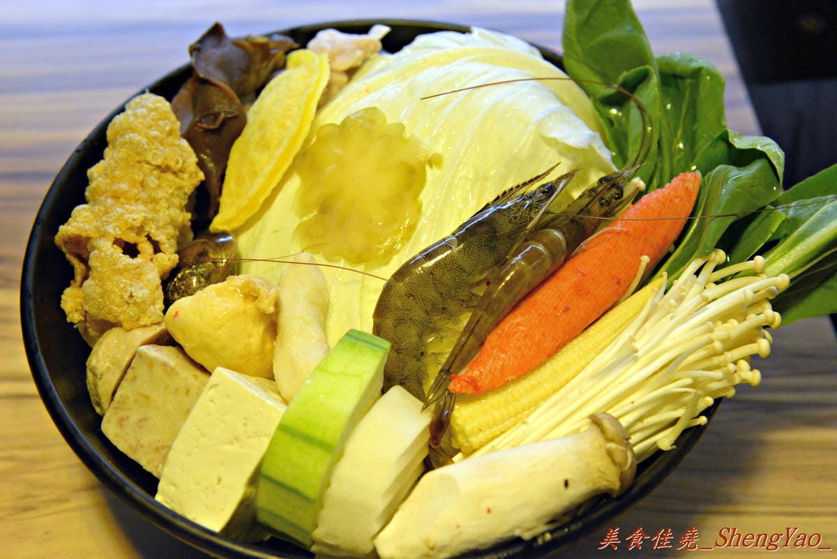 [台中西屯]竹間精緻鍋物 – 在基隆、台北擁有多家分店的”竹間”來台中開店了 !! 超新鮮的海鮮加上頂級肉品,份量超大價格卻不貴,C/P值爆高 !! 營業時間到凌晨4點,台中人吃消夜又一好去處。