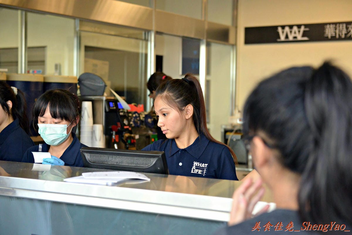 [台中清水]華得來冷熱飲專賣店 – 清水的傳奇飲料店,全店整修過後的2.0版,新鮮水果現榨現切看得見,飲料依舊真材實料又好喝。