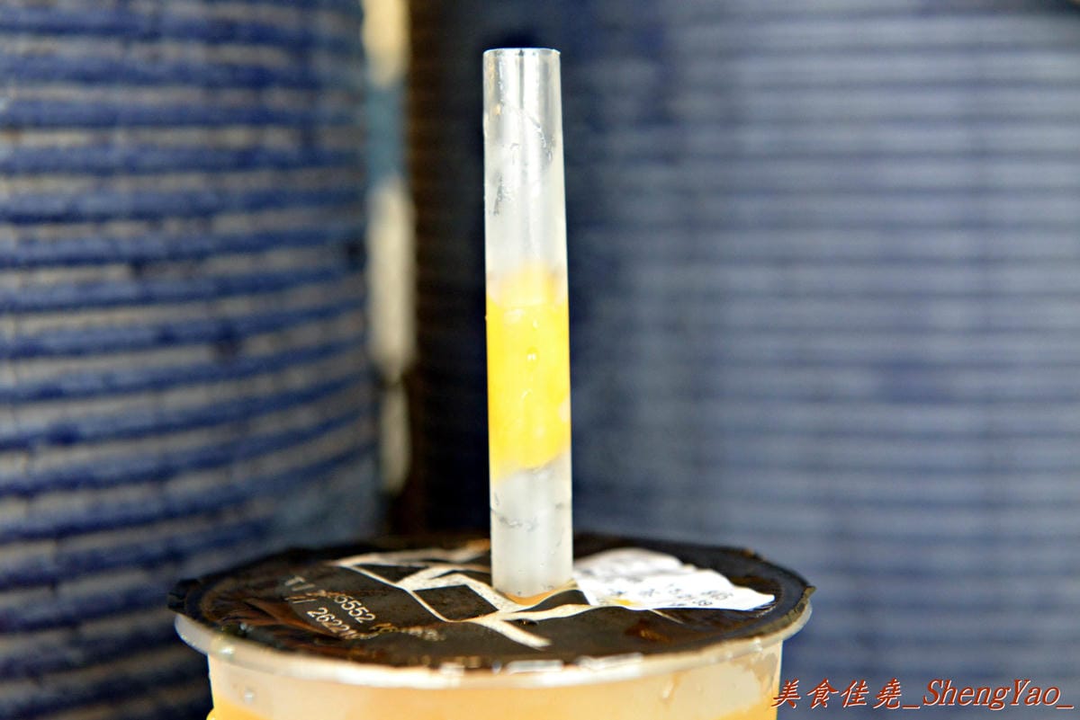 [台中清水]華得來冷熱飲專賣店 – 清水的傳奇飲料店,全店整修過後的2.0版,新鮮水果現榨現切看得見,飲料依舊真材實料又好喝。