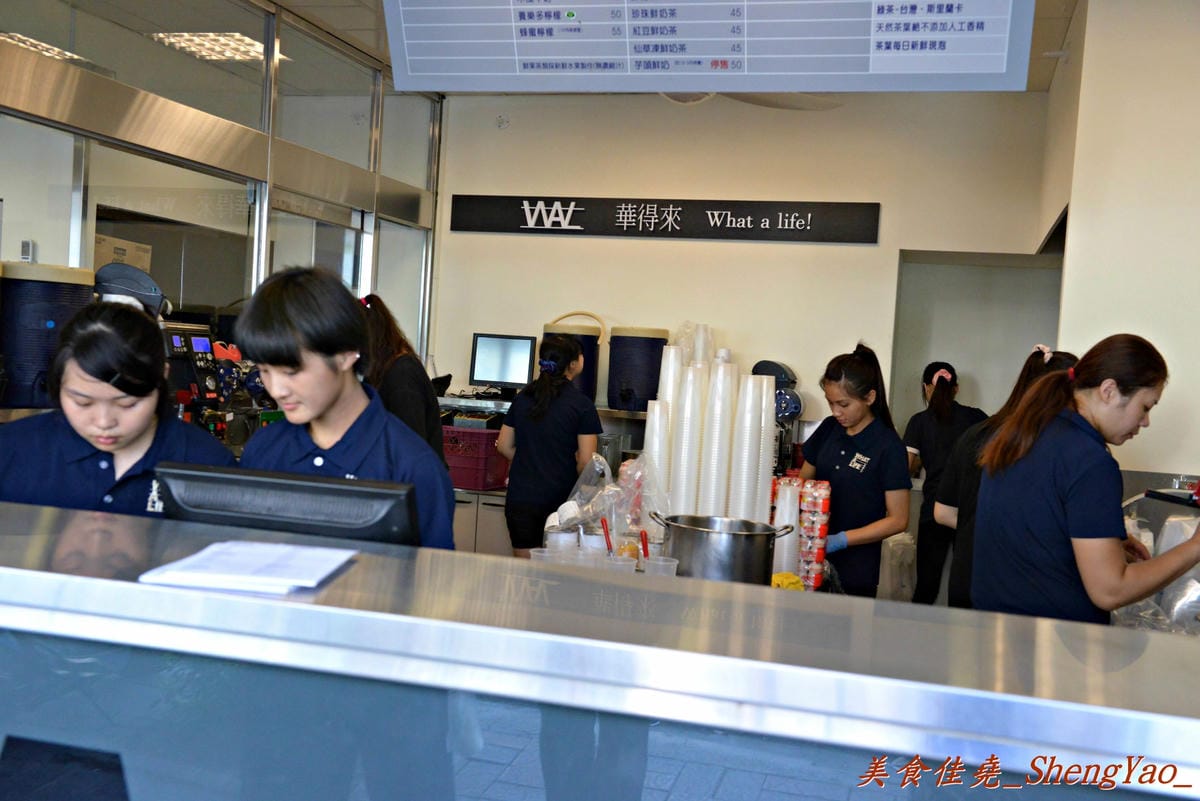 [台中清水]華得來冷熱飲專賣店 – 清水的傳奇飲料店,全店整修過後的2.0版,新鮮水果現榨現切看得見,飲料依舊真材實料又好喝。