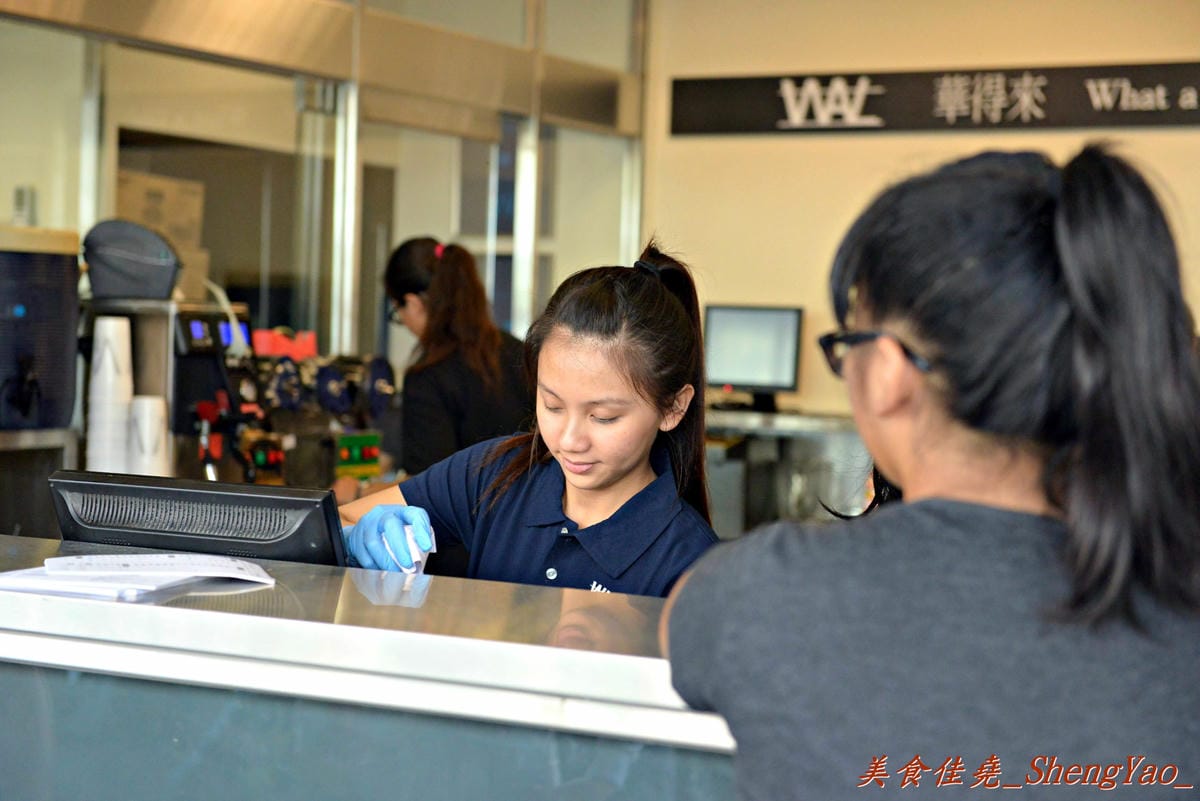 [台中清水]華得來冷熱飲專賣店 – 清水的傳奇飲料店,全店整修過後的2.0版,新鮮水果現榨現切看得見,飲料依舊真材實料又好喝。