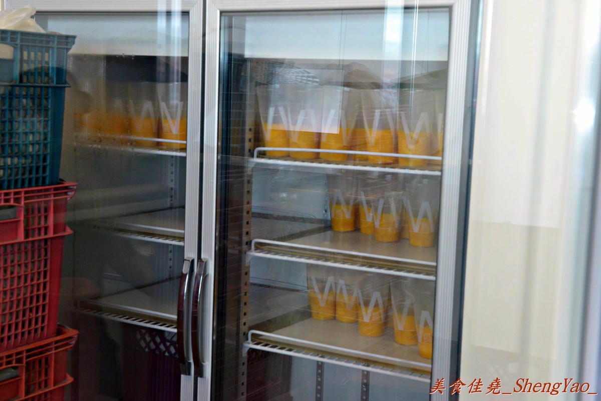 [台中清水]華得來冷熱飲專賣店 – 清水的傳奇飲料店,全店整修過後的2.0版,新鮮水果現榨現切看得見,飲料依舊真材實料又好喝。
