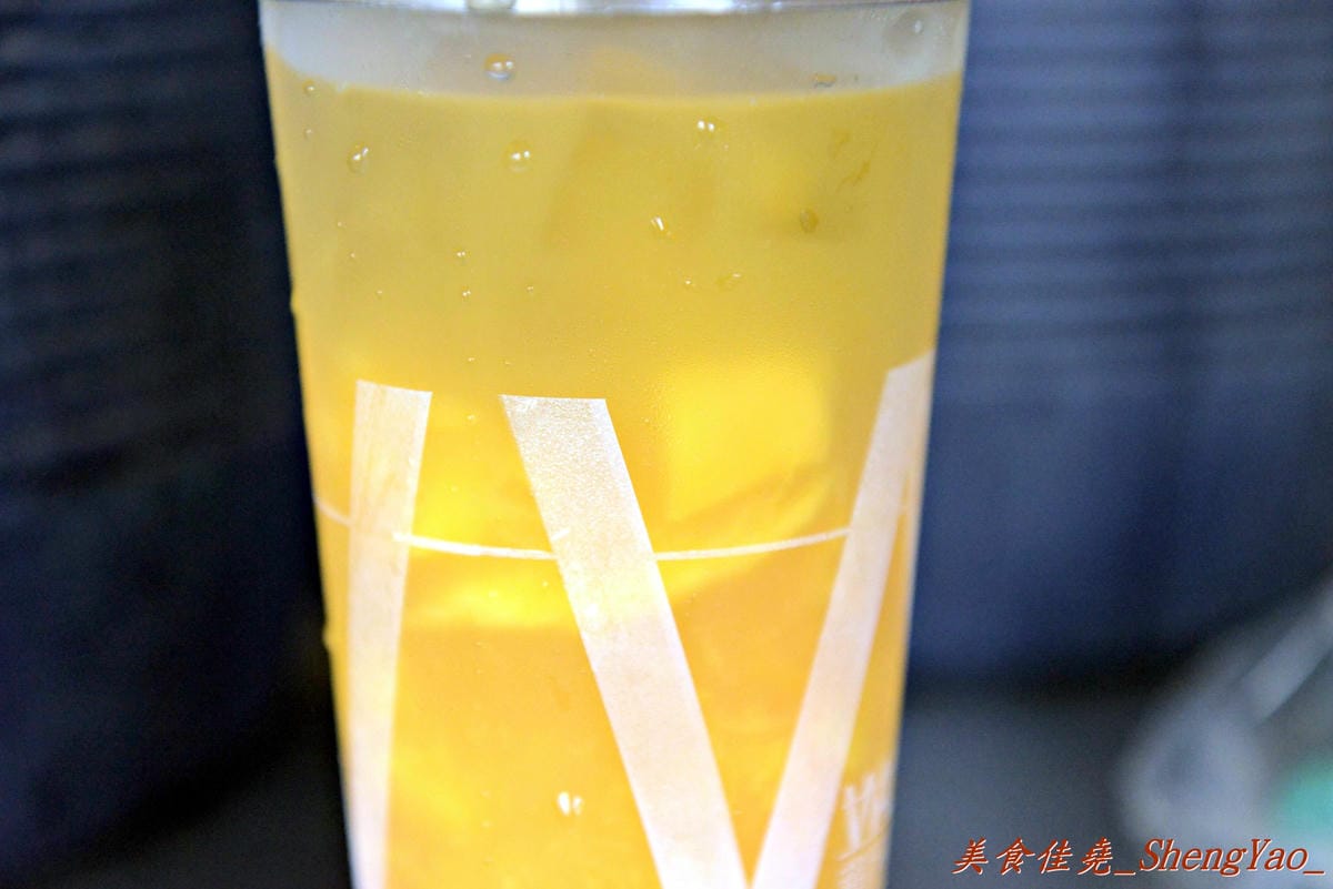 [台中清水]華得來冷熱飲專賣店 – 清水的傳奇飲料店,全店整修過後的2.0版,新鮮水果現榨現切看得見,飲料依舊真材實料又好喝。