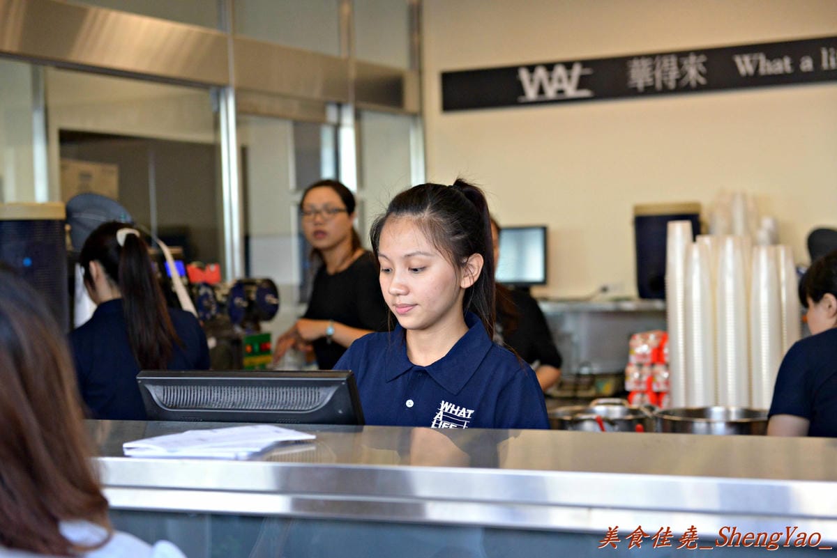 [台中清水]華得來冷熱飲專賣店 – 清水的傳奇飲料店,全店整修過後的2.0版,新鮮水果現榨現切看得見,飲料依舊真材實料又好喝。