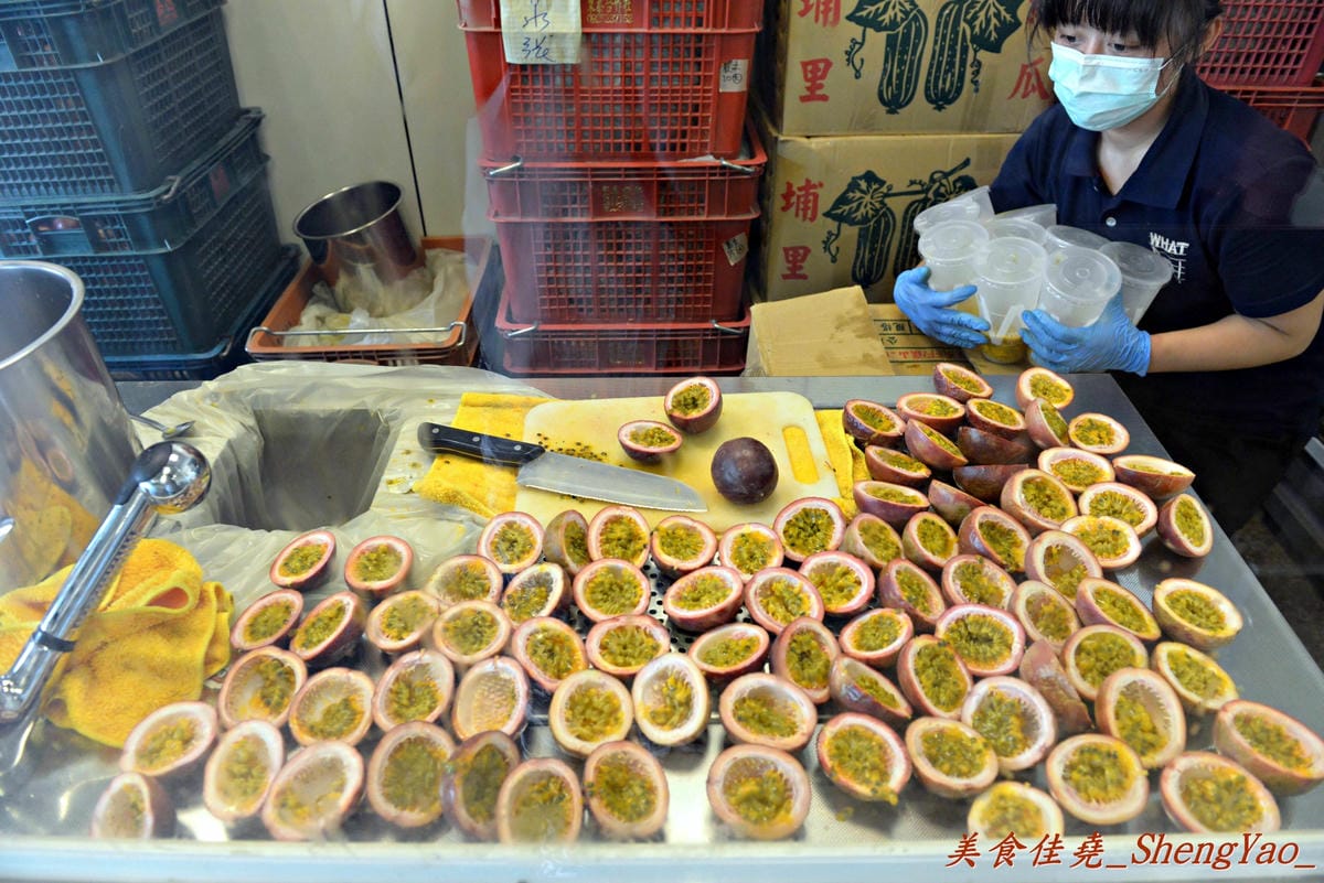 [台中清水]華得來冷熱飲專賣店 – 清水的傳奇飲料店,全店整修過後的2.0版,新鮮水果現榨現切看得見,飲料依舊真材實料又好喝。