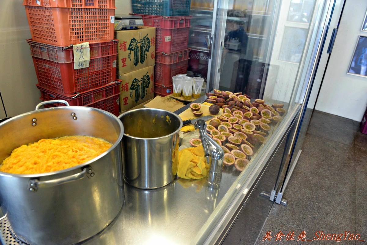 [台中清水]華得來冷熱飲專賣店 – 清水的傳奇飲料店,全店整修過後的2.0版,新鮮水果現榨現切看得見,飲料依舊真材實料又好喝。