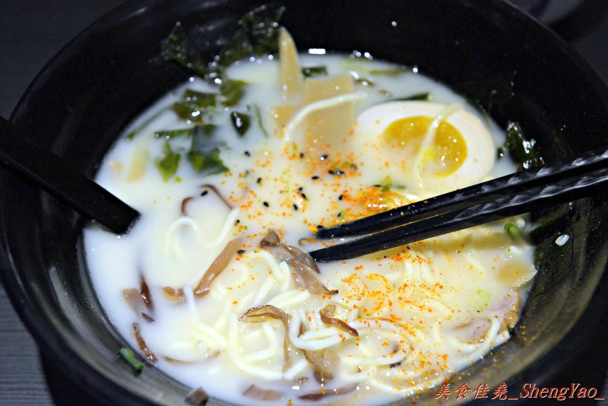 [台中西區]華美185拉麵 – 7月下旬新開幕的百元拉麵,店家湯頭堅持不加大骨粉、配料給得很有誠意,些許地方再改進一下會很棒。(已歇業)