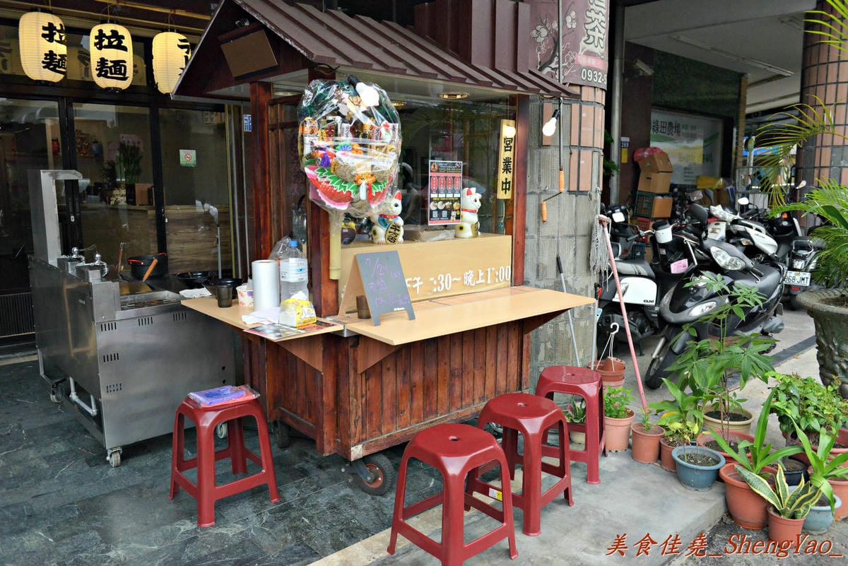 [台中西區]華美185拉麵 – 7月下旬新開幕的百元拉麵,店家湯頭堅持不加大骨粉、配料給得很有誠意,些許地方再改進一下會很棒。(已歇業)